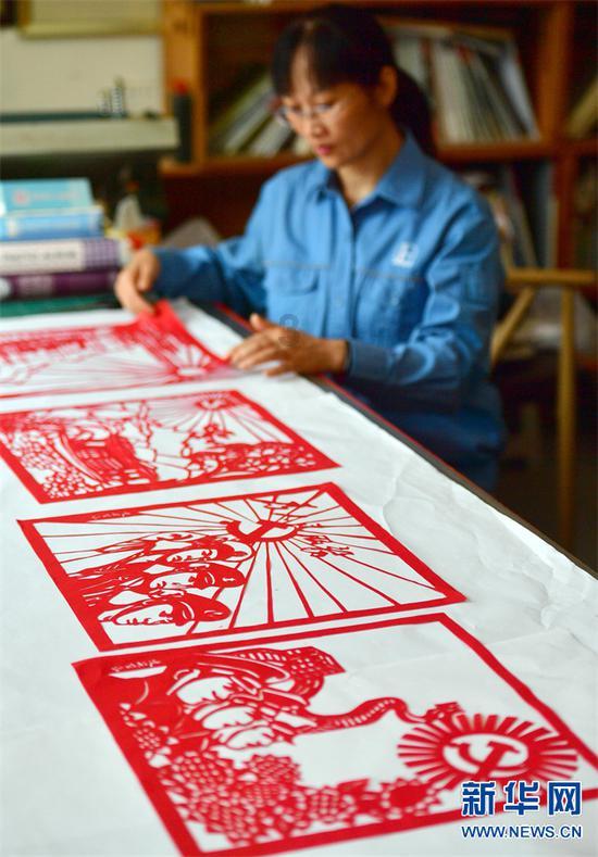 崂山区金家岭街道开展“新春送福到身边 书香墨趣满家园”迎春送福活动